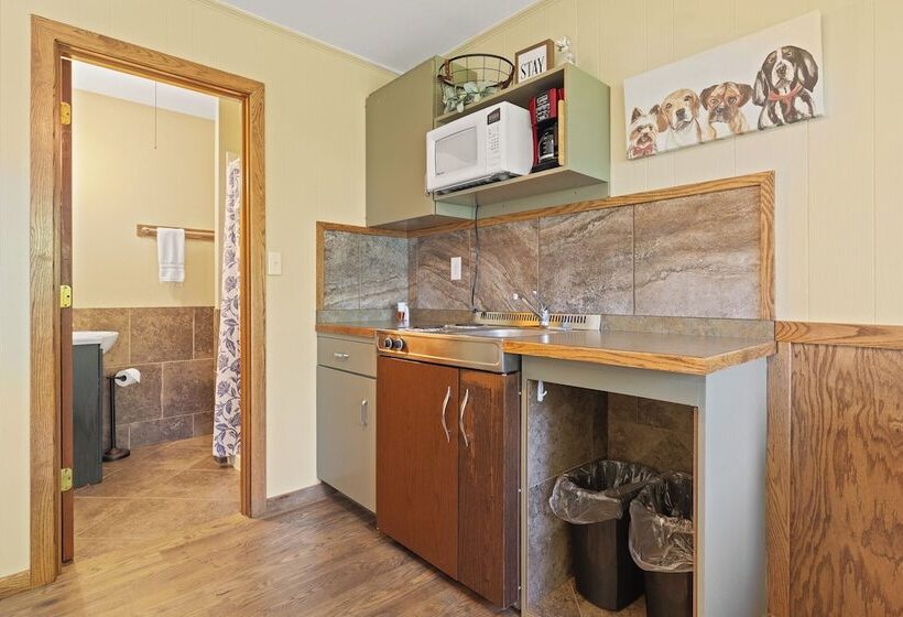 Roadrunner Inn And Log Cabins