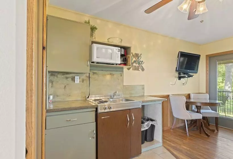 Roadrunner Inn And Log Cabins