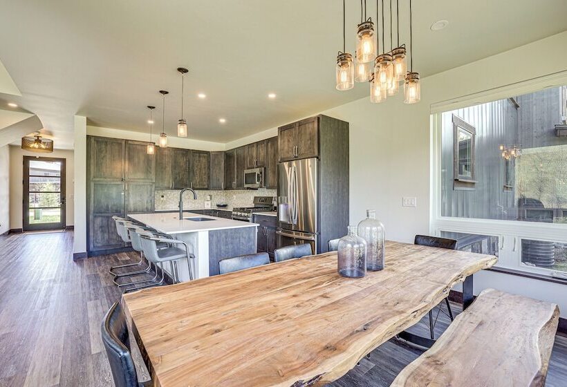 Stunning Silverthorne Home: Hot Tub & On Site Lake