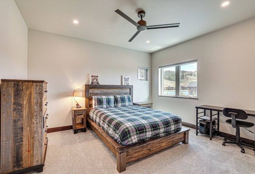 Stunning Silverthorne Home: Hot Tub & On Site Lake