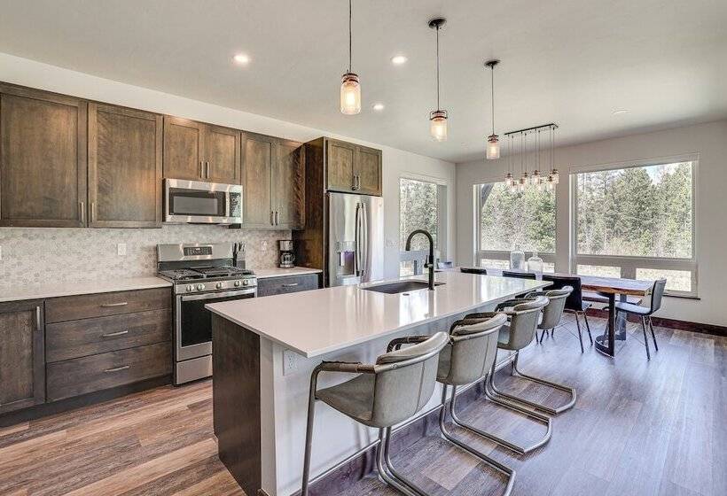 Stunning Silverthorne Home: Hot Tub & On Site Lake