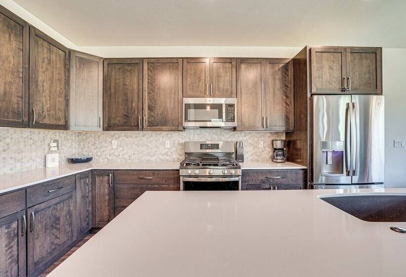 Stunning Silverthorne Home: Hot Tub & On Site Lake