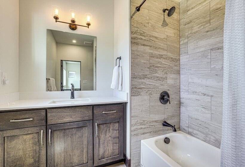 Stunning Silverthorne Home: Hot Tub & On Site Lake