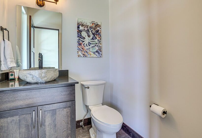 Stunning Silverthorne Home: Hot Tub & On Site Lake