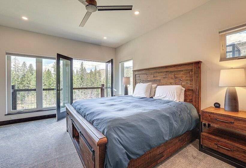 Stunning Silverthorne Home: Hot Tub & On Site Lake