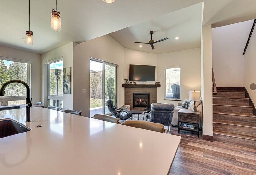 Stunning Silverthorne Home: Hot Tub & On Site Lake