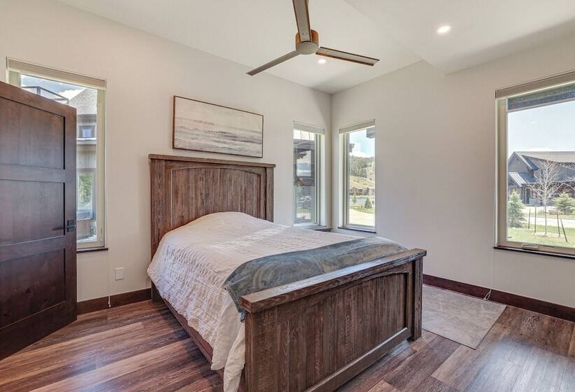 Stunning Silverthorne Home: Hot Tub & On Site Lake