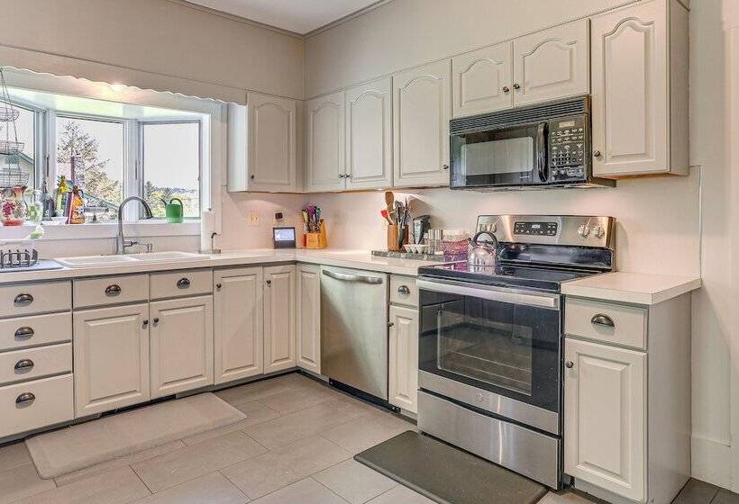 Timeless Jeffersonville Home W/ Private Hot Tub