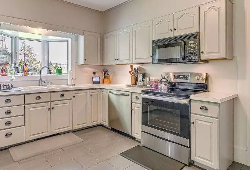 Timeless Jeffersonville Home W/ Private Hot Tub