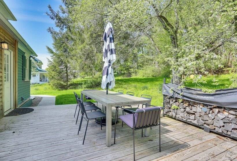 Timeless Jeffersonville Home W/ Private Hot Tub