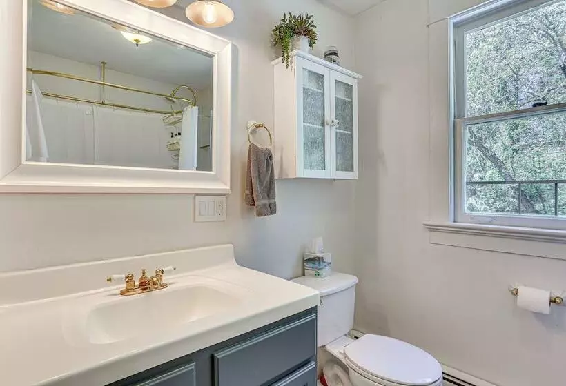 Timeless Jeffersonville Home W/ Private Hot Tub