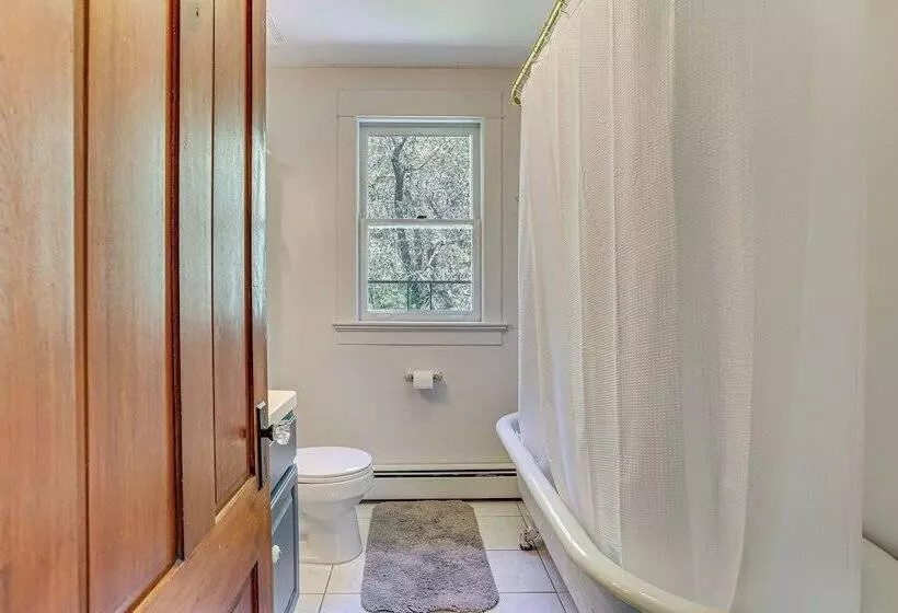 Timeless Jeffersonville Home W/ Private Hot Tub