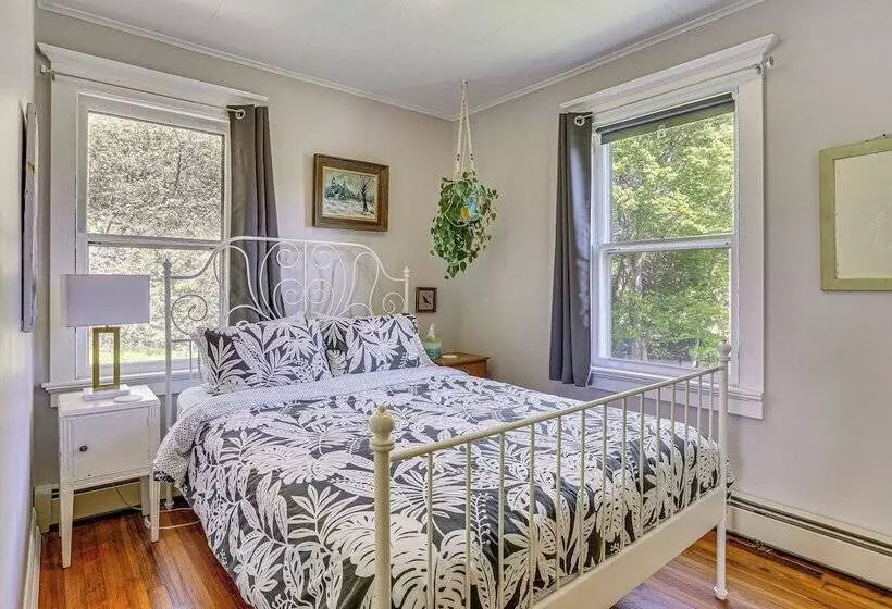 Timeless Jeffersonville Home W/ Private Hot Tub