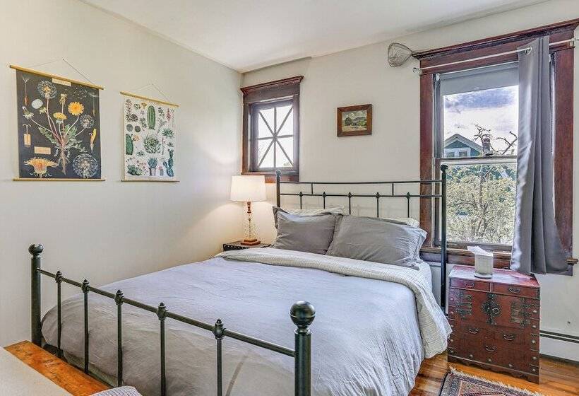 Timeless Jeffersonville Home W/ Private Hot Tub