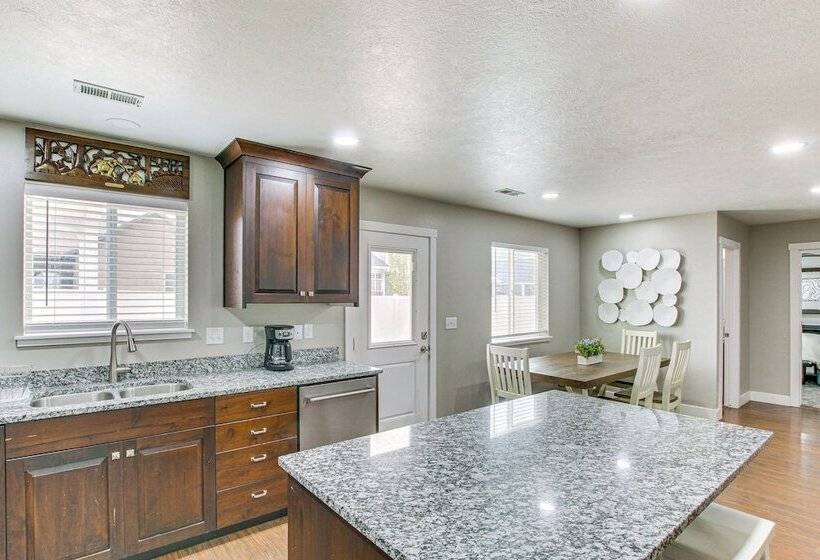 Utah Retreat W/ Patio, Gas Grill & Mountain Views!