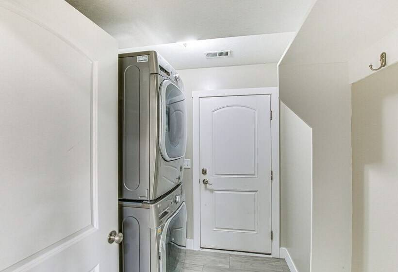 Utah Retreat W/ Patio, Gas Grill & Mountain Views!