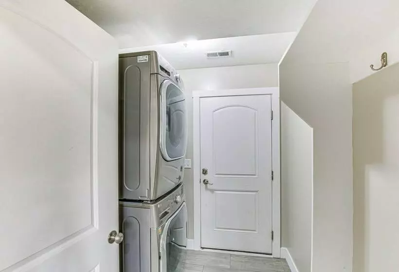 Utah Retreat W/ Patio, Gas Grill & Mountain Views!