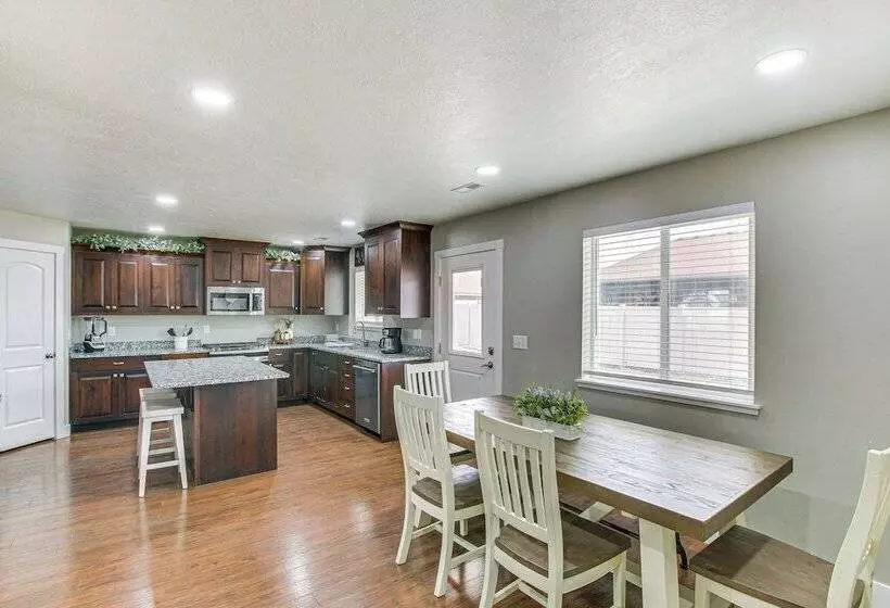 Utah Retreat W/ Patio, Gas Grill & Mountain Views!