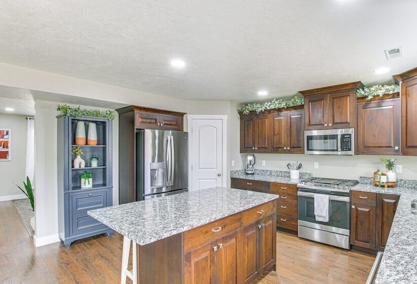 Utah Retreat W/ Patio, Gas Grill & Mountain Views!