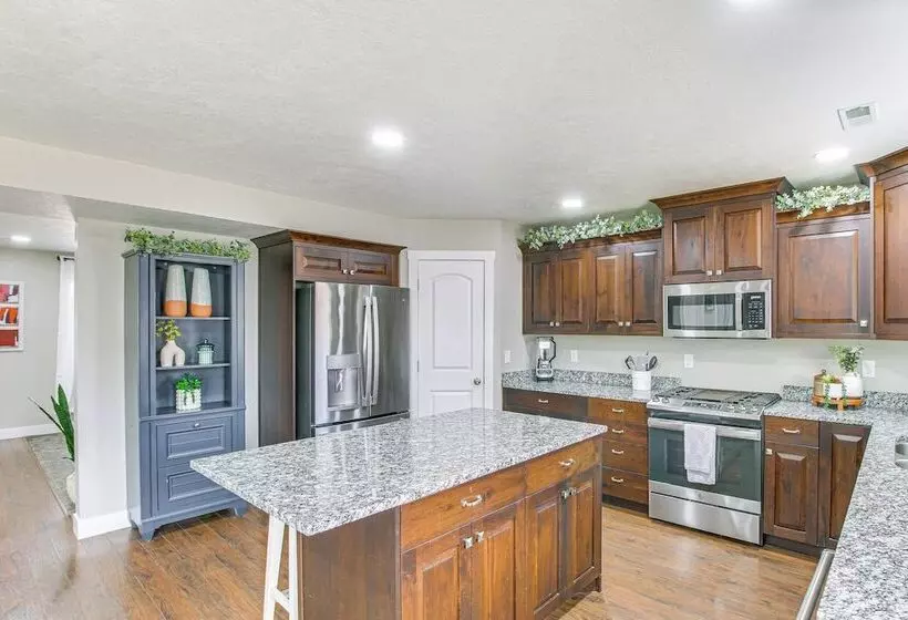 Utah Retreat W/ Patio, Gas Grill & Mountain Views!