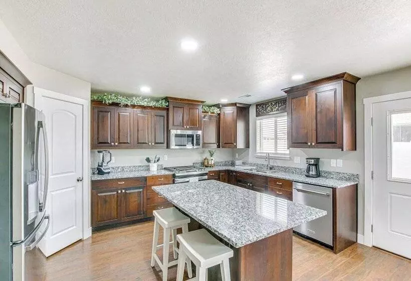 Utah Retreat W/ Patio, Gas Grill & Mountain Views!