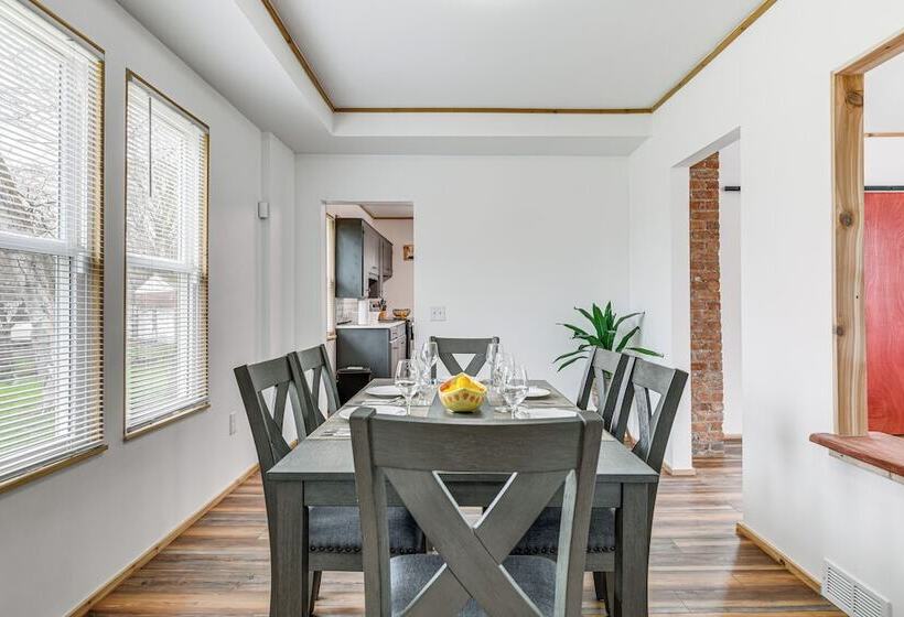 Charming Home   2 Mi To Niagara Falls State Park!