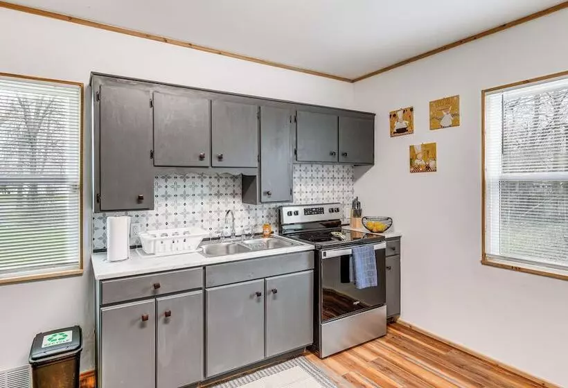 Charming Home   2 Mi To Niagara Falls State Park!