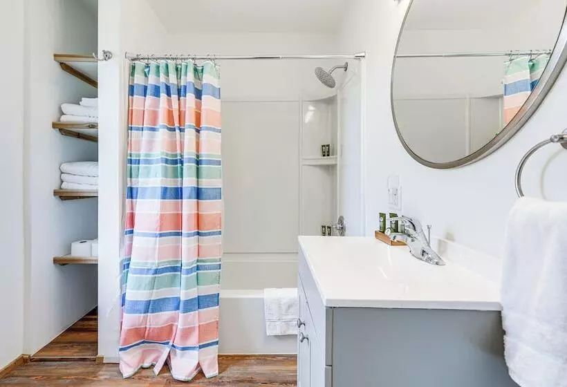 Charming Home   2 Mi To Niagara Falls State Park!