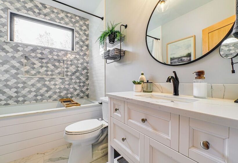 Chic Bellaire Home W/ Outdoor Kitchen On Clam Lake