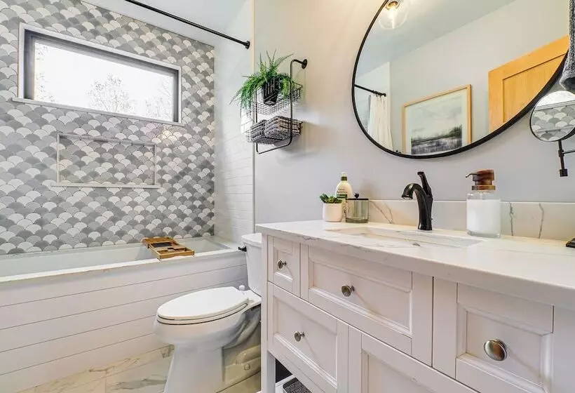 Chic Bellaire Home W/ Outdoor Kitchen On Clam Lake