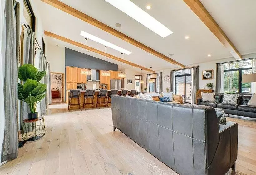 Chic Bellaire Home W/ Outdoor Kitchen On Clam Lake