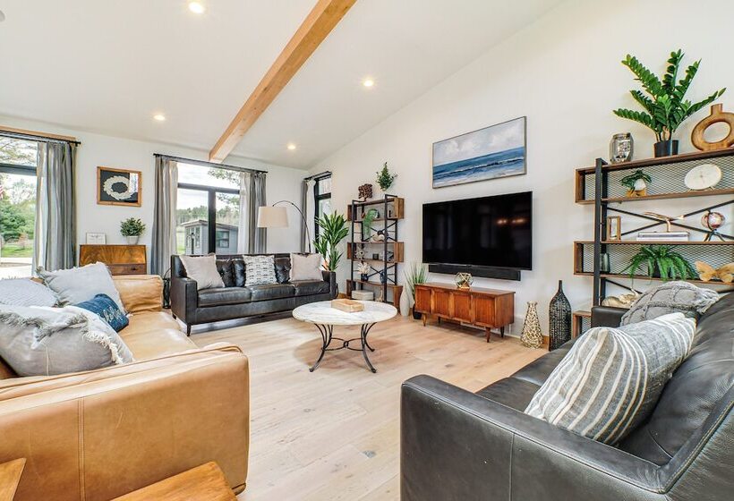 Chic Bellaire Home W/ Outdoor Kitchen On Clam Lake