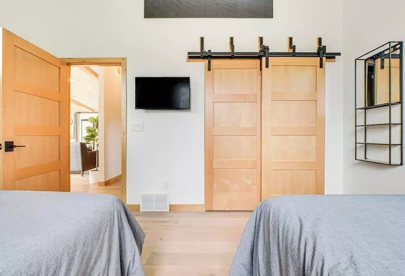 Chic Bellaire Home W/ Outdoor Kitchen On Clam Lake