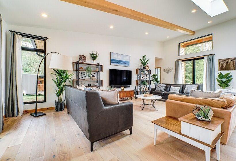 Chic Bellaire Home W/ Outdoor Kitchen On Clam Lake