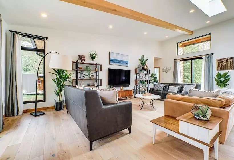 Chic Bellaire Home W/ Outdoor Kitchen On Clam Lake