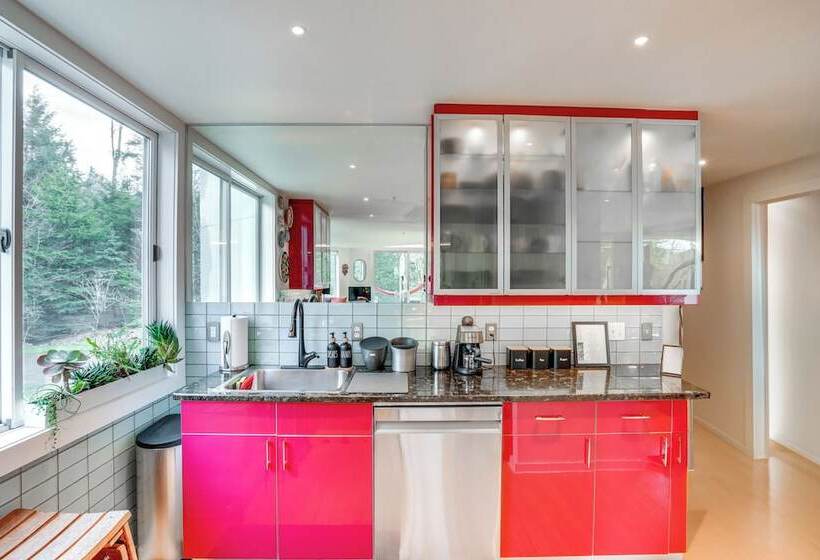 Contemporary Catskills Area Retreat W/ Deck!