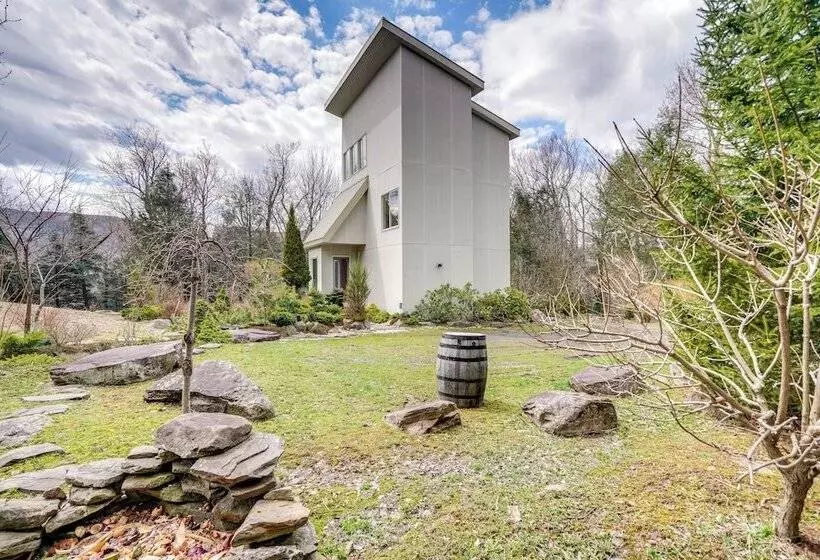 Contemporary Catskills Area Retreat W/ Deck!