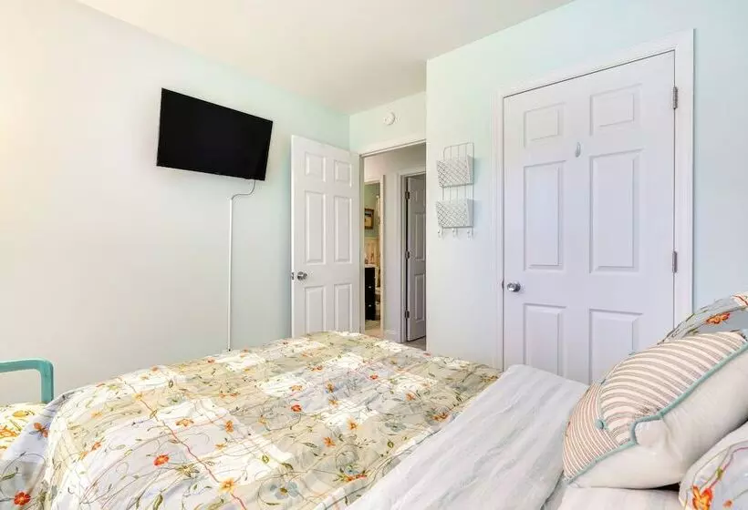 Cozy Goose Creek Escape W/ Patio & Grill