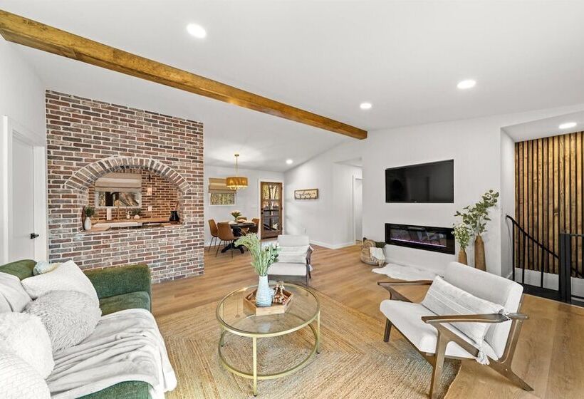 Modern Cabin W/ Hot Tub & Foliage Views!