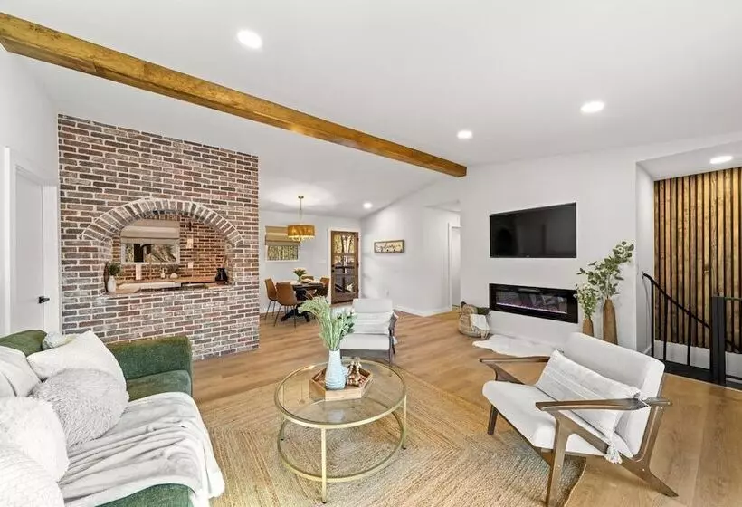 Modern Cabin W/ Hot Tub & Foliage Views!