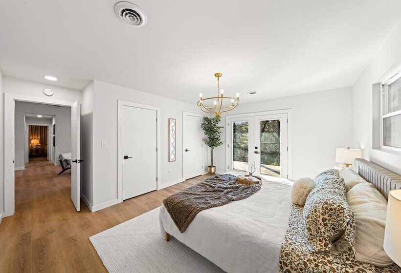 Modern Cabin W/ Hot Tub & Foliage Views!