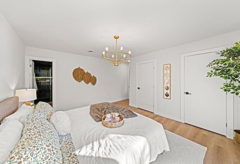 Modern Cabin W/ Hot Tub & Foliage Views!