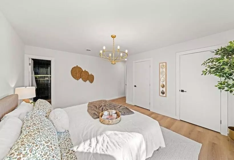 Modern Cabin W/ Hot Tub & Foliage Views!