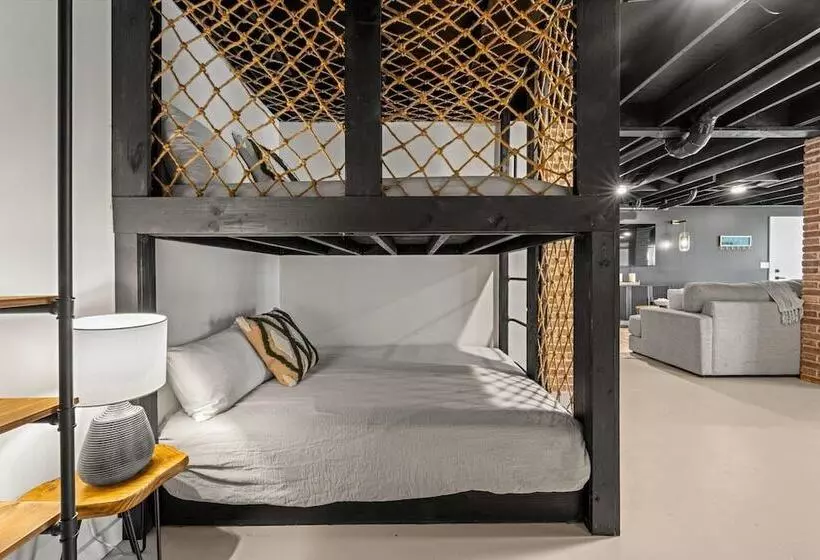 Modern Cabin W/ Hot Tub & Foliage Views!