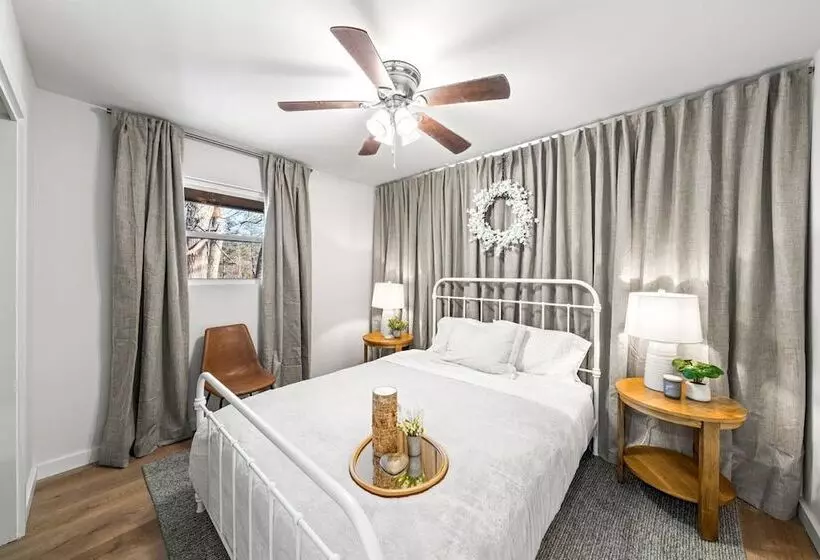 Modern Cabin W/ Hot Tub & Foliage Views!