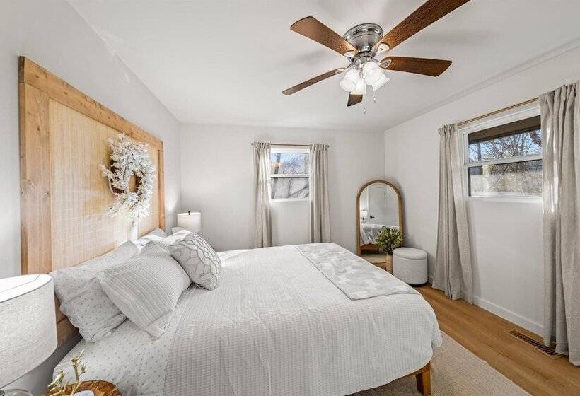 Modern Cabin W/ Hot Tub & Foliage Views!