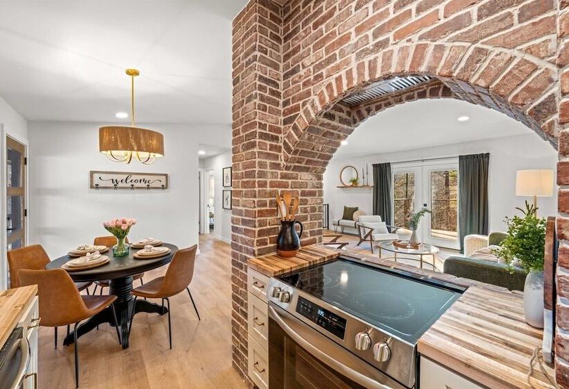 Modern Cabin W/ Hot Tub & Foliage Views!