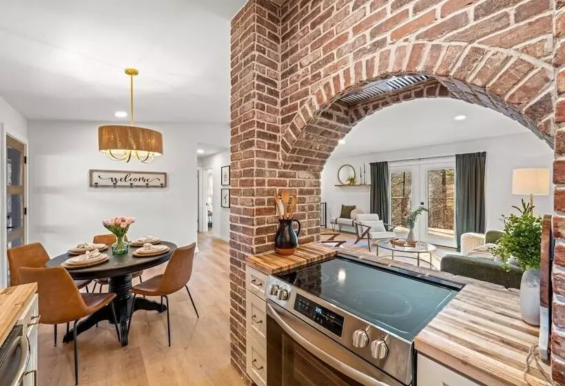 Modern Cabin W/ Hot Tub & Foliage Views!