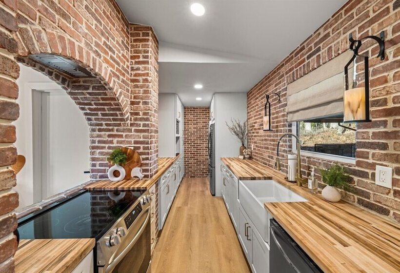 Modern Cabin W/ Hot Tub & Foliage Views!