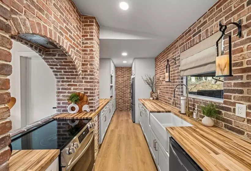 Modern Cabin W/ Hot Tub & Foliage Views!